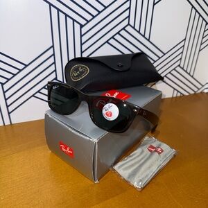 Ray-Ban Classic Black Sunglasses new Wayfarer polarized 2132 brand new